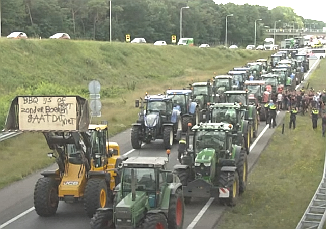 Protesting Dutch Farmers Refuse to Back Down Despite Police Crackdown